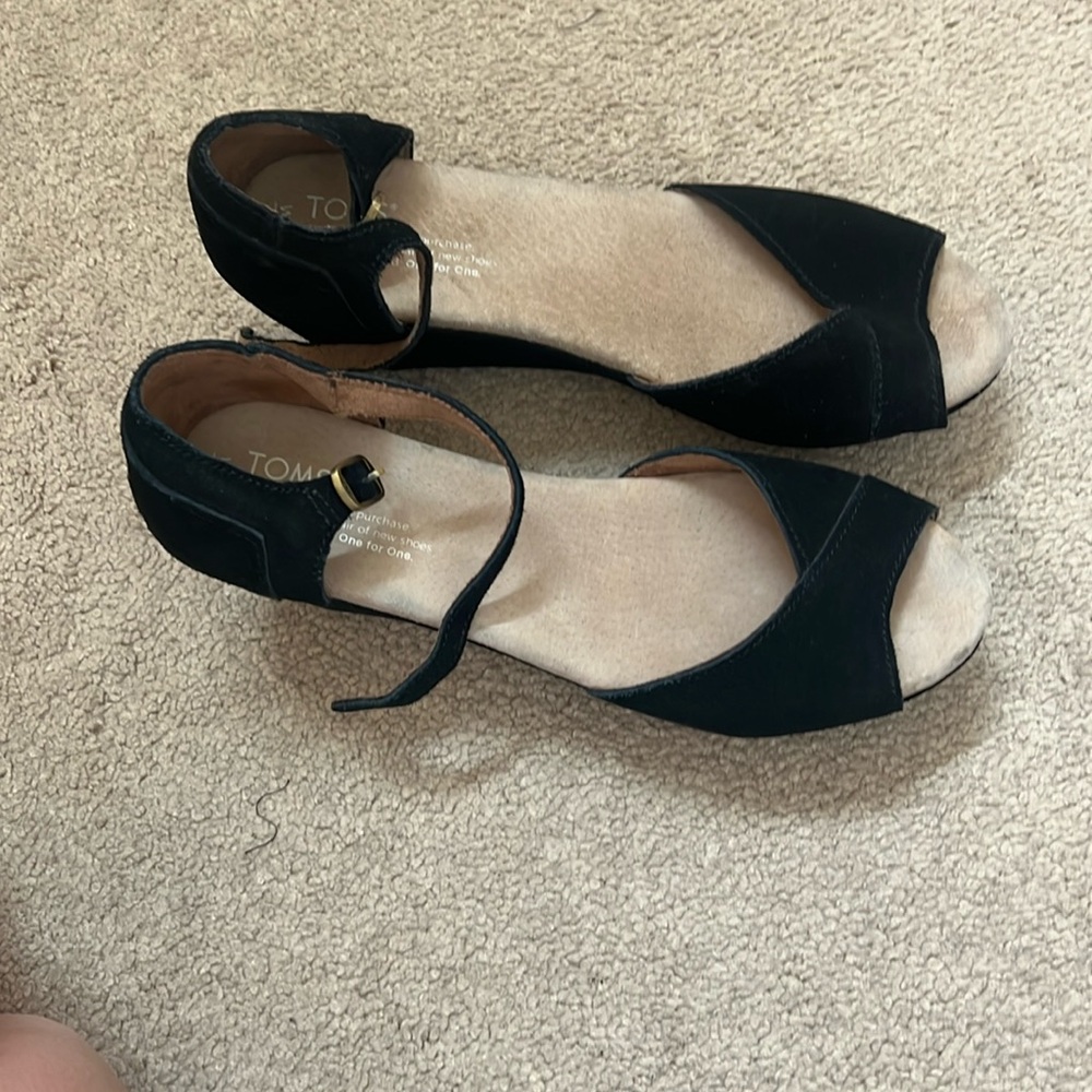 Tom’s black platforms